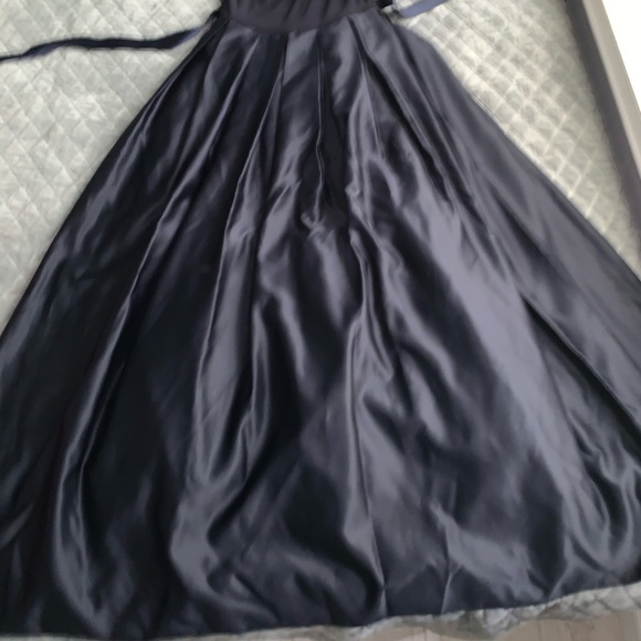 Elegant dinner gown - Picture 3 of 5